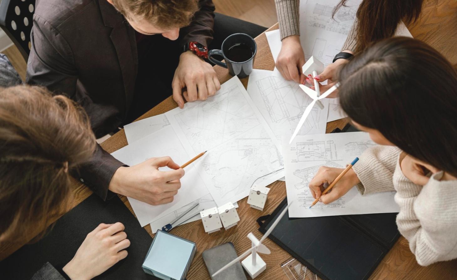 Ambiente di apprendimento sereno con persone che partecipano a sessioni di sviluppo personale