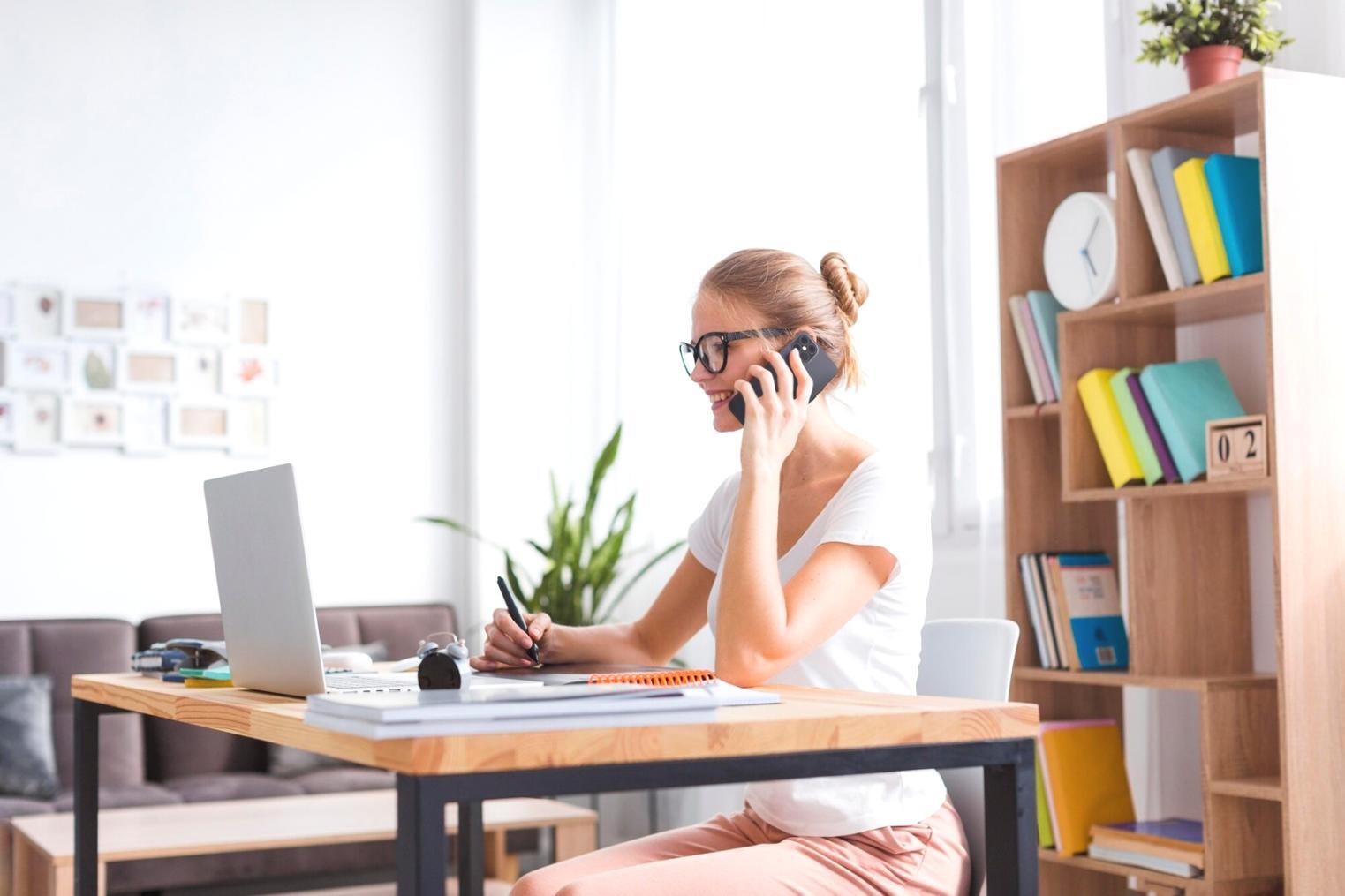 Gruppo di persone che partecipa ad attività di crescita personale in ambiente accogliente
